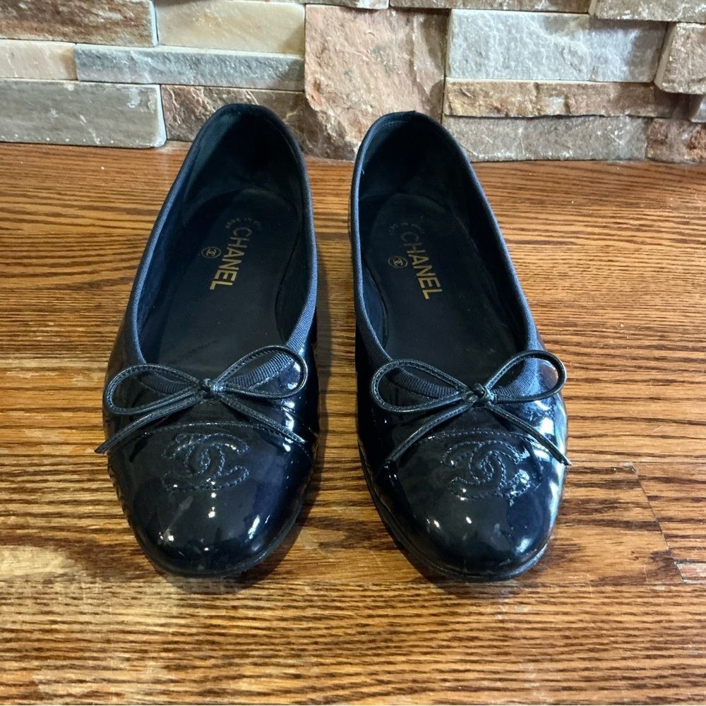 CHANEL Glossy Black Bow Flats